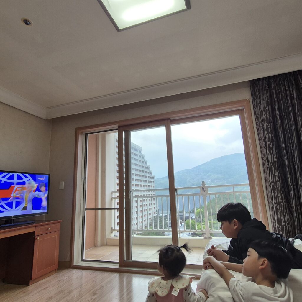 삼남매 tv시청중