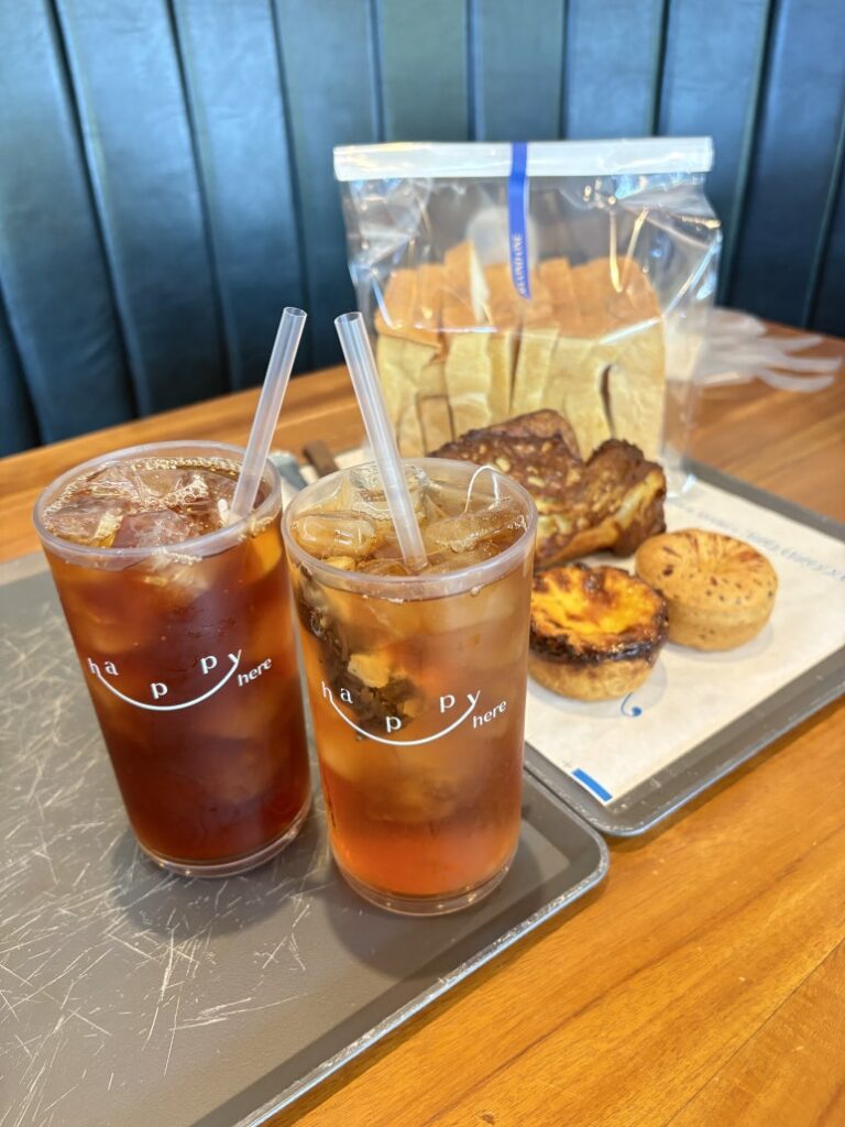 오른쪽 티파니에서 아침을(복숭아홍차)
왼쪽 브루잉커피 (에티오피아 예가체프 코케 워시드)