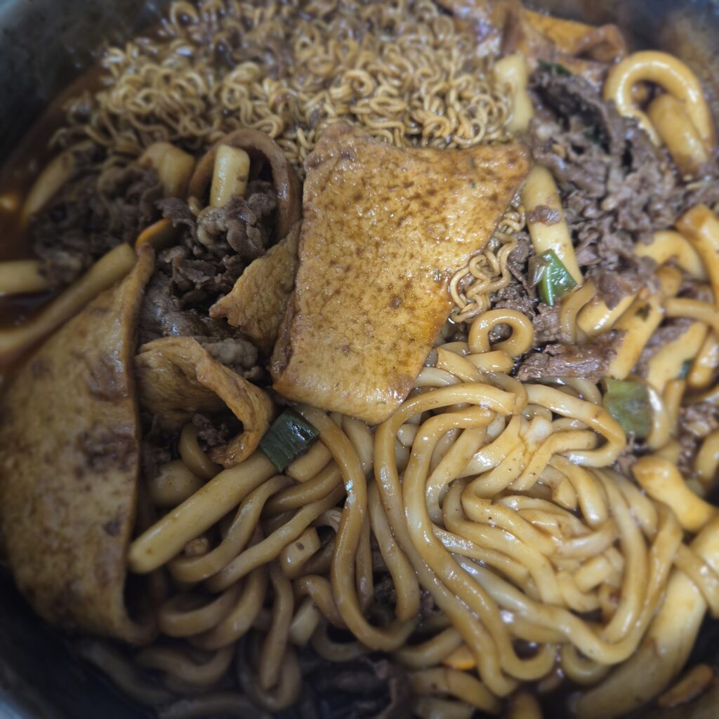 완성된 차짜가라우라볶이