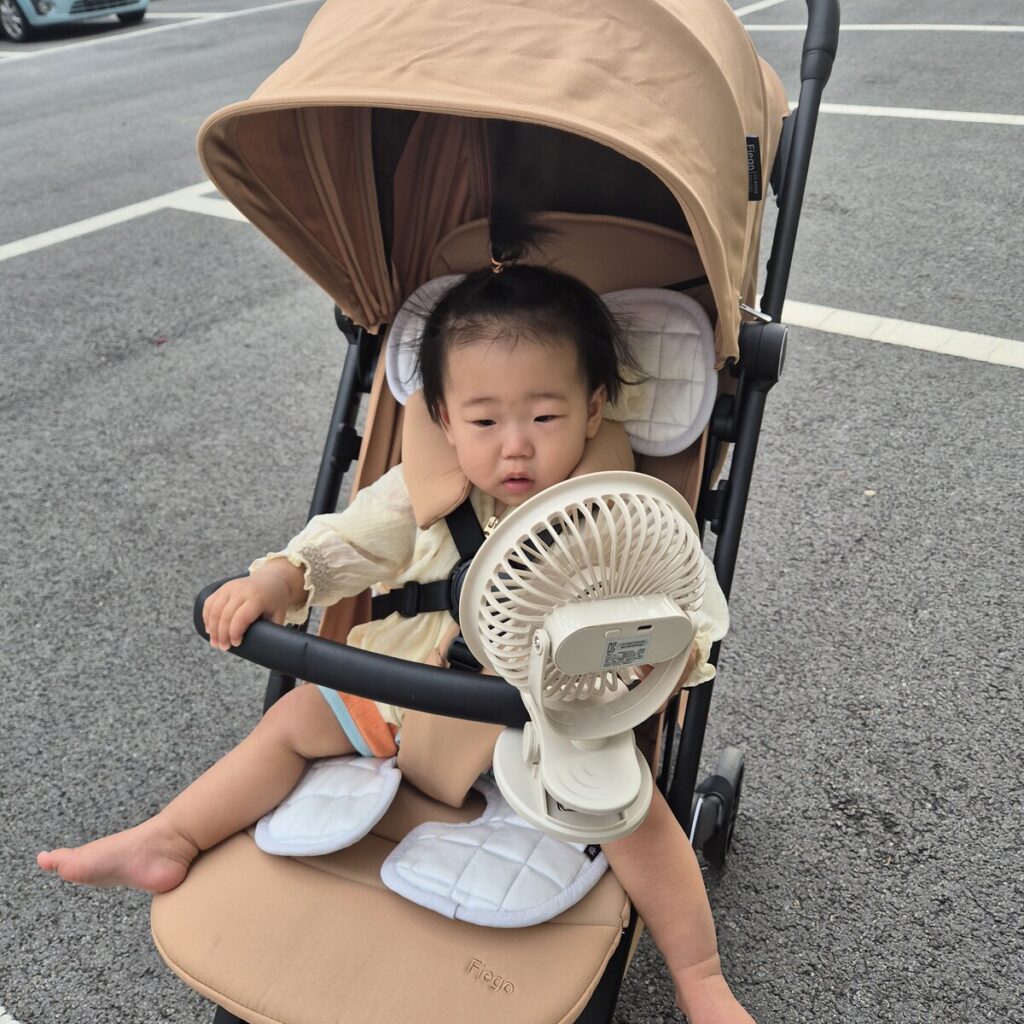 생각보다 바람이 강해서 놀래는 막내