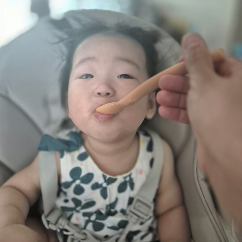 초록색변을 본 전 날 이유식으로 부추와 시금치가 들어가 있었어요.